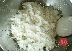 Illustration of how to make football rice balls 1