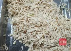 Illustration of how to make shredded chicken spring rolls 4