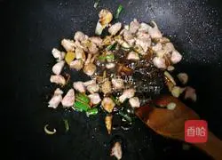 Illustration of how to make braised noodles with beans and potatoes 5