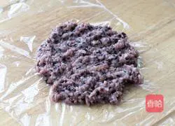 Illustration of how to make black rice, cheese and meat floss rice balls 5