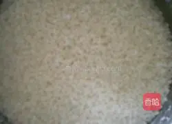 Illustration of how to cook sausage and rice 1