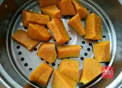 Illustration of how to make pumpkin multi-grain flower rolls 1