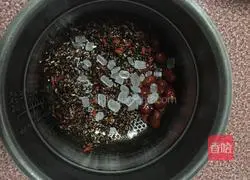 Illustration of how to make black rice and red date porridge 4
