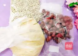 Illustration of how to make barley, red dates and millet porridge 1