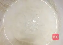 Illustration of how to make spring roll skins 4