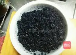 Illustration of how to make black rice balls 10