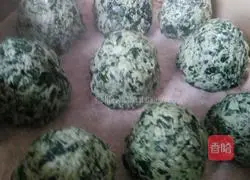 Illustration of how to make sweet potato leaf steamed buns 4