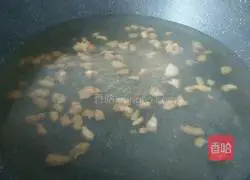 Illustration of how to make preserved egg and lean meat porridge 4