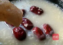 Illustration of how to make red dates and millet porridge 5