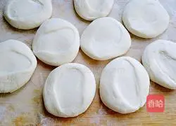 Illustration of how to make spring roll skins 6