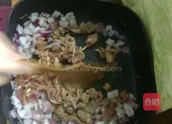 Illustration of how to make black pepper lean meat pasta 5