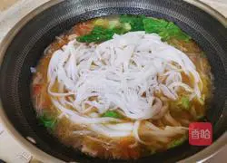 Pig Illustration of how to make rice noodles in mixed soup 17