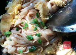 Illustration of how to make fried rice noodles with eggs 4