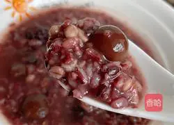 Illustration of making red dates, longan and Laba porridge 9