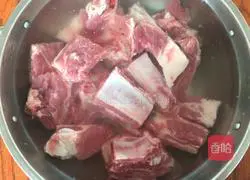 Illustration of how to make braised pork ribs and noodles 1