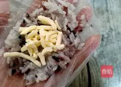 Illustration of how to make cheese and meat floss rice balls 6