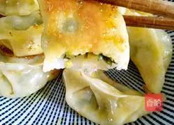 Illustration of how to make fried pot sticker dumplings 2