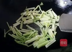 Illustration of how to make fried rice noodles with celery 4