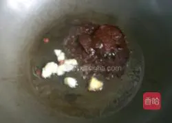 Illustration of how to make braised rice noodles with small potatoes 3