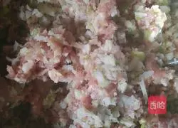 Illustration of how to make pot stickers with lotus root and meat stuffing 8