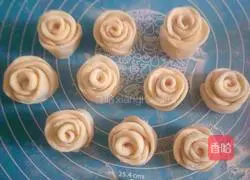 Illustration of how to make rose rolls 12