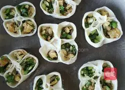 Illustration of how to make ice-skin leek, egg and scallop pot stickers 10