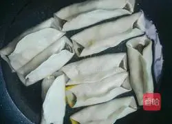 Illustration of how to make fresh meat pot stickers 9