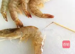 Illustration of how to make shrimp and pea porridge 1