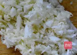 Homemade Illustration of how to make cabbage and pork pot stickers 7