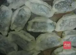 Illustration of how to make crispy pot stickers 4