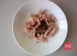 Illustration of how to make fried shredded pork pancakes 2