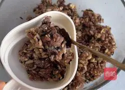 Illustration of how to make seaweed red rice balls 6