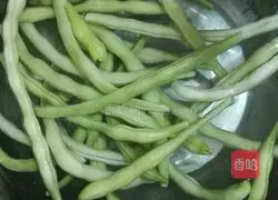 Illustration of how to make braised beans and noodles 1