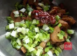 Illustration of how to make steamed buns with spring onions 6