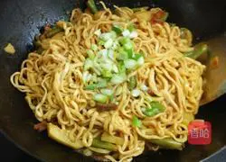 Illustration of how to make potato and beans braised noodles 8