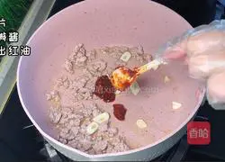 Illustration of how to make rice noodles with sour soup and minced meat 2