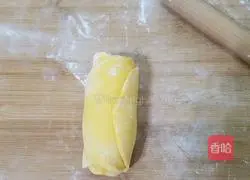Illustration of how to make rose pumpkin rolls 10