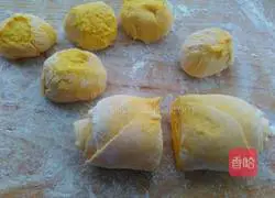 Illustration of how to make pumpkin rose rolls 12