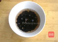 Illustration of how to make black bean and jujube porridge 1