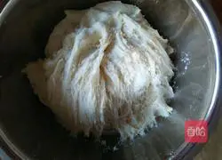 Illustration of how to make milk-flavored flower rolls 3