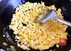 Illustration of how to make scallops, three fresh chives box 10