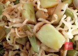 Illustration of how to cook noodles in iron pot 6