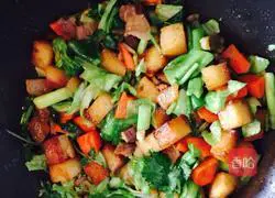 Illustration of how to make fried steamed buns with bacon 4