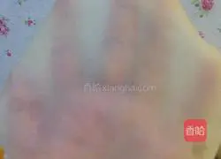 Illustration of how to make spring roll skins 8