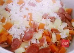 Illustration of how to make braised rice with sausage and potatoes 8