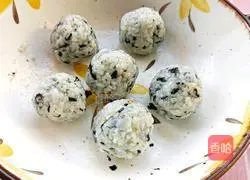 Illustration of how to make seaweed rice balls 13