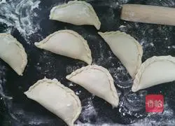 Illustration of how to make green onion and beef box 12