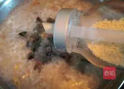 Illustration of how to make lean meat and preserved egg porridge 13