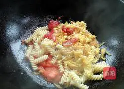 Illustration of how to make Italian spiral noodles 9