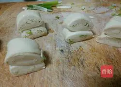 Illustration of how to make scallion oil flower rolls 10